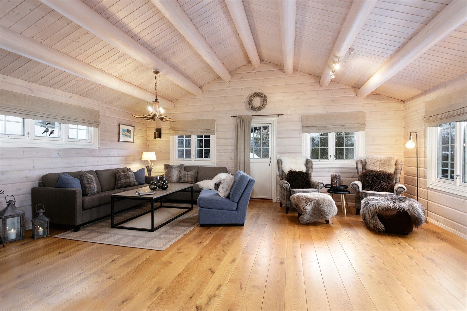 Romslig stue med heltre eikegulv. God romfølelse med åpen himling