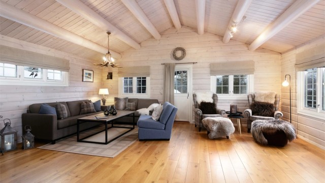 Romslig stue med heltre eikegulv. God romfølelse med åpen himling