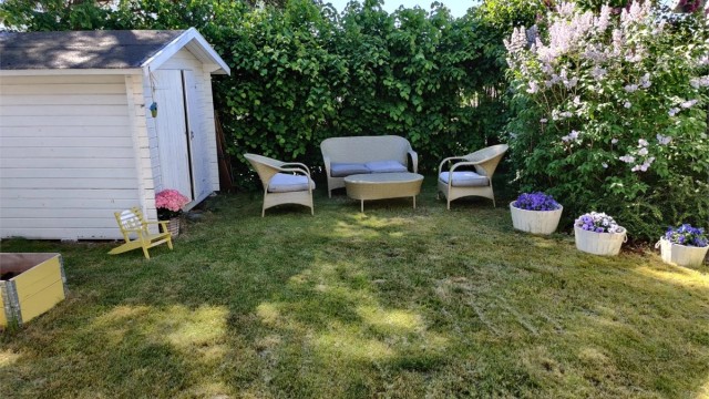 Den hyggelige hagen byr på gode solforhold og med plass for både hyggelige sittegrupper, blomsterbed og dyrking i plantekasser.