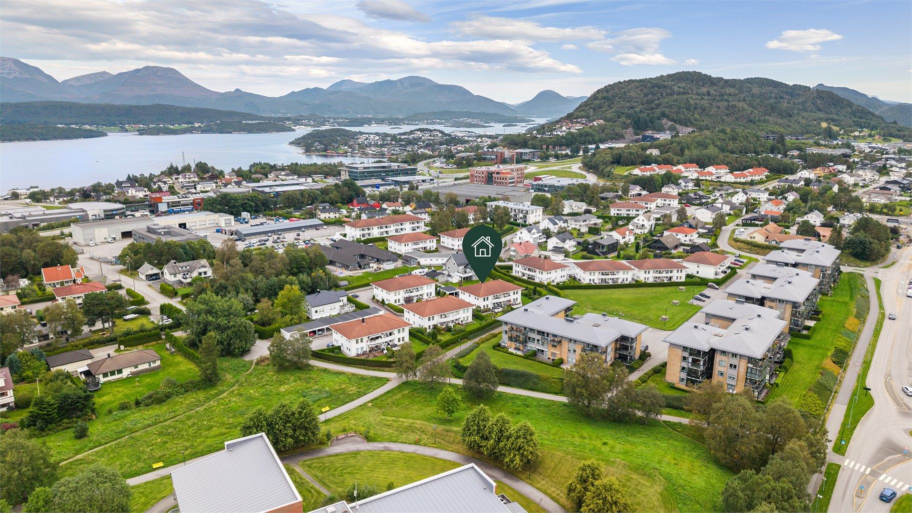 Leiligheten er beliggende like ved Moa med flotte gangveier til handelssentrum på Moa like vest for eiendommen 