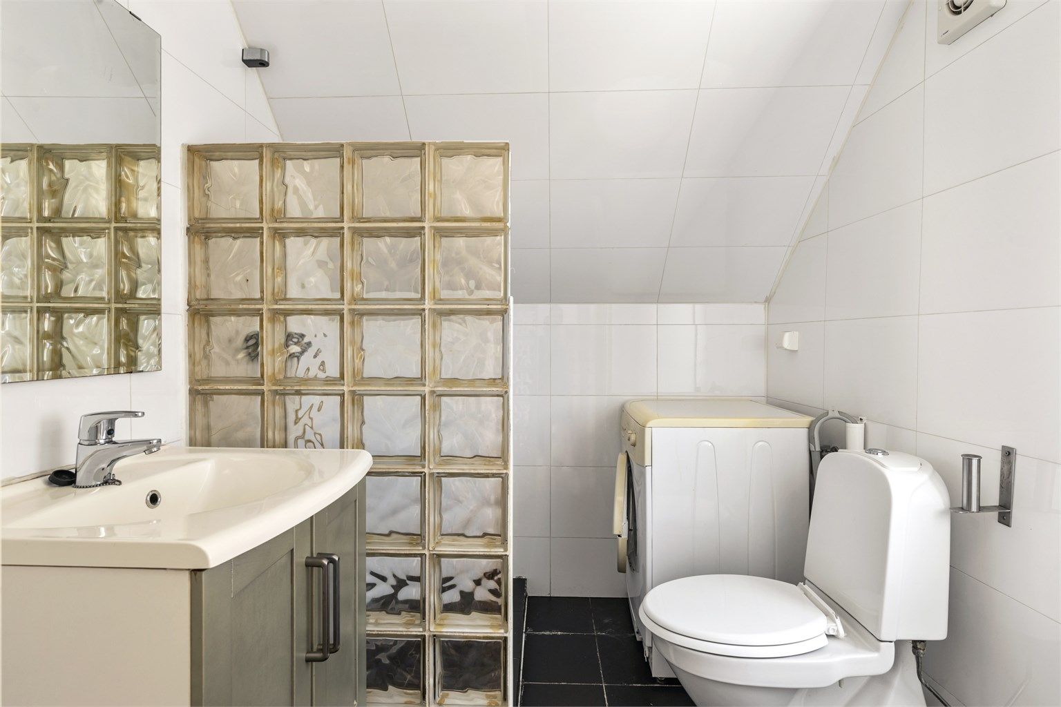 Badet har også opplegg for vaskemaskin og gulvmontert toalett.