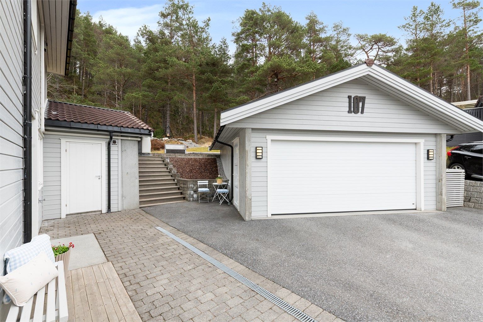 Dobbel garasje på 44 m² oppført i 2016, med ferdigattest.