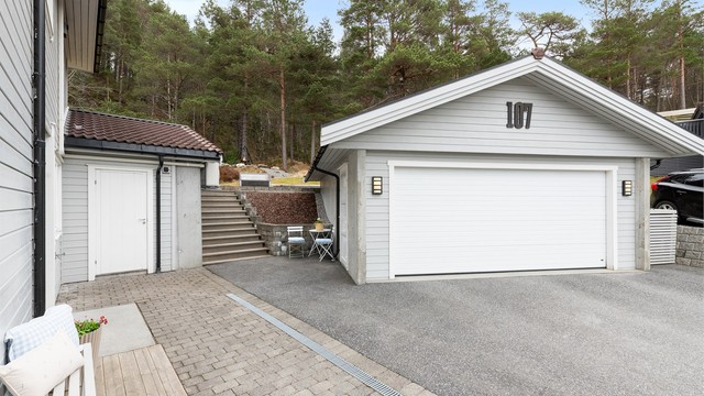 Dobbel garasje på 44 m² oppført i 2016, med ferdigattest.