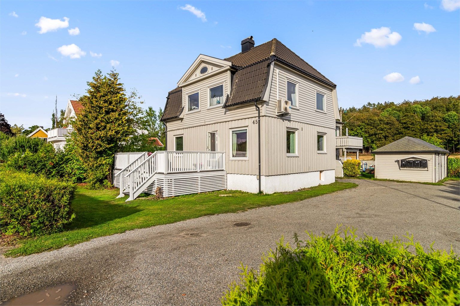 Velkommen til Råstadveien 45! Leilighet i 1.etasje med terrasse. Leiligheten disponerer også to boder; én i kjeller og én i uthus.  Foto: [ Fotograf Magik ]