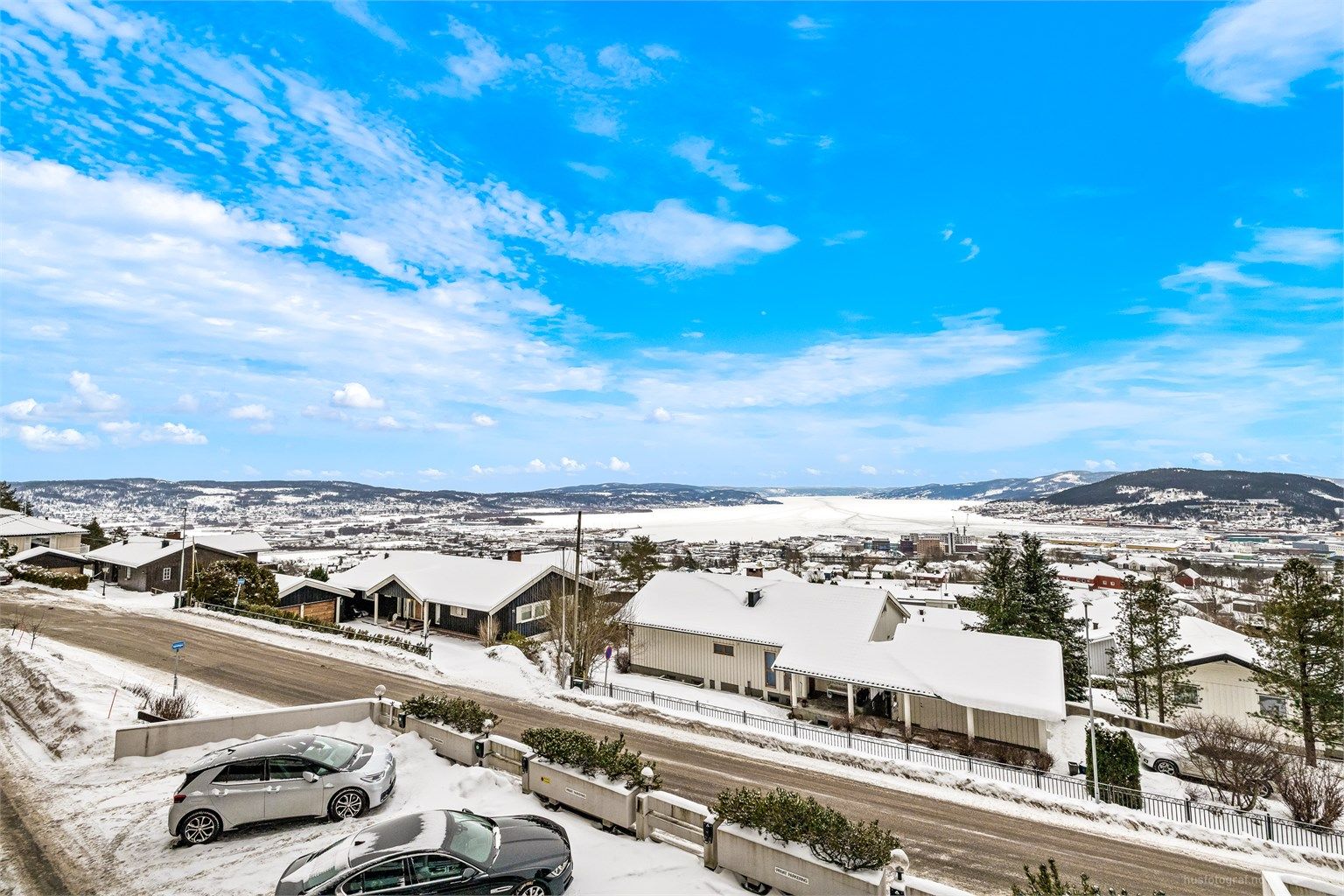 Fra leilighetens høyde har du en vidstrakt utsikt over bl.a. Lierdalen og Drammensfjorden.