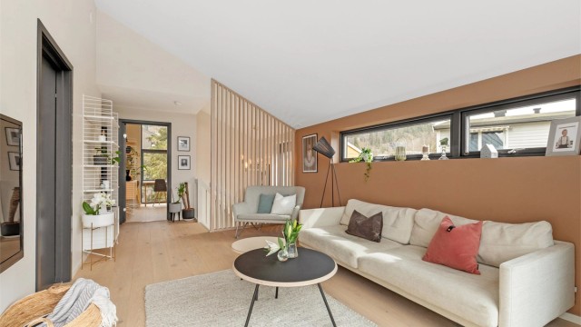 Lys og romslig loftstue. Hele etasjen har gulvvarme