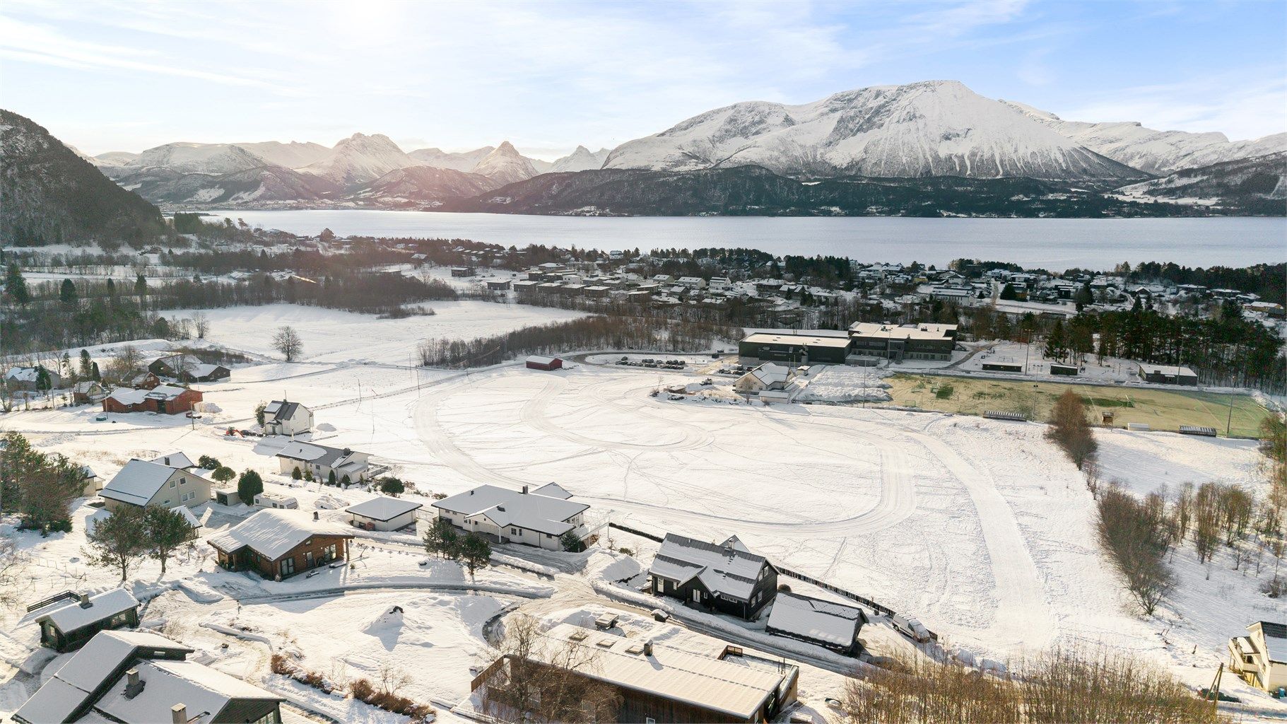 Området er kjent for å være rolig og fredelig, med nærhet til både sjø og fjell.