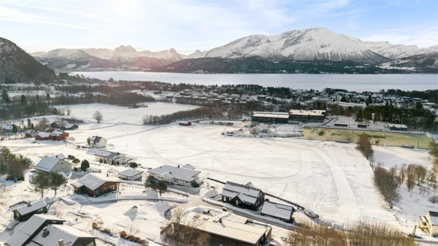 Området er kjent for å være rolig og fredelig, med nærhet til både sjø og fjell.