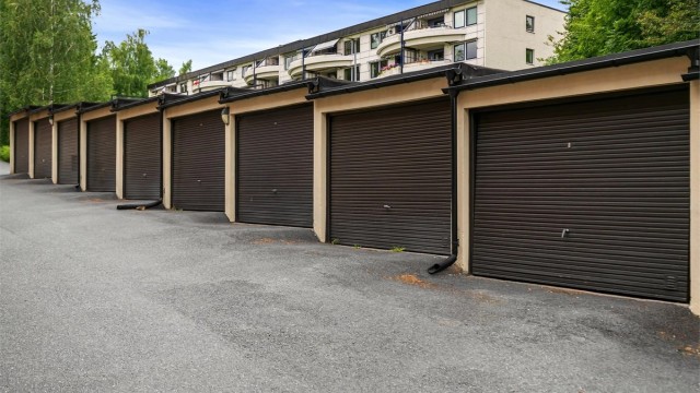 Det medfølger bruksrett til 1 garasjeplass utstyrt med lader til el-bil. Garasjeplassen ligger tvers over inngangspartiet