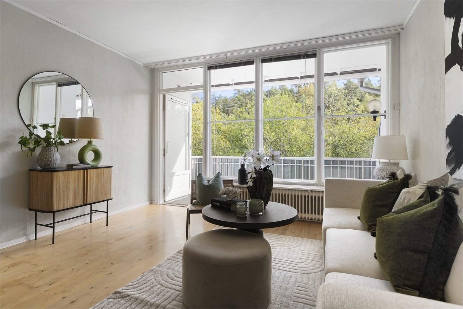 Lys og luftig 3-roms leilighet med en romslig, innholdsrik planløsning med skjermet beliggenhet helt uten innsyn!