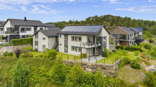 Velkommen til Øvre Fagervei 16; en Innholdsrik enebolig på solrik hjørnetomt- solcellepaneler på tak- garasje- stor hage- utsikt til elva.