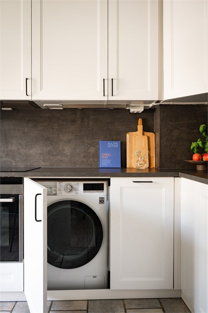 Kjøkkenet har også en smart løsning med plass for vaskemaskin integrert i innredningen.
