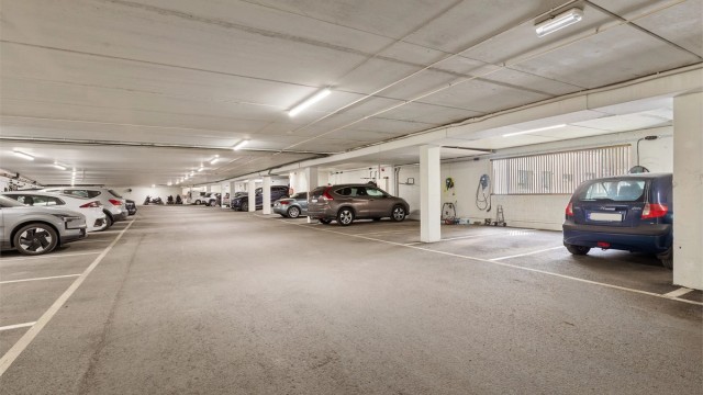 Garasjeplass i felles garasjekjeller. Mulighet for etablering av elbil-lader via borettslaget. Bekostes evt. av ny eier