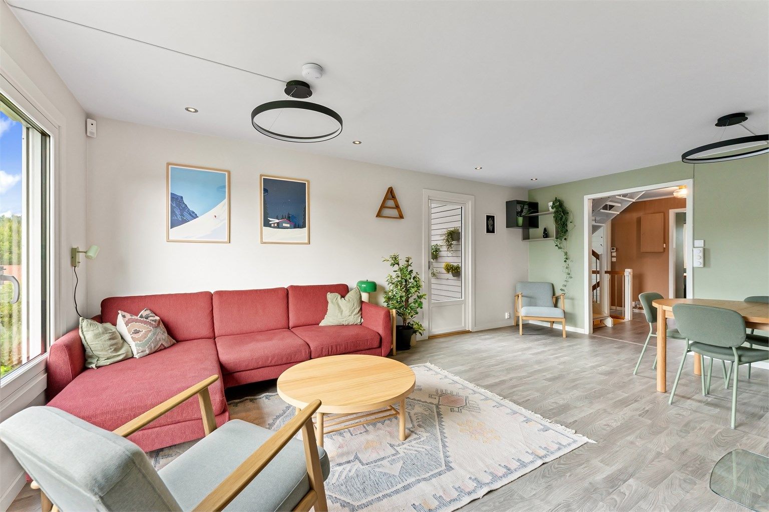 Stuen er romslig med plass til både sofagruppe og spisebord.