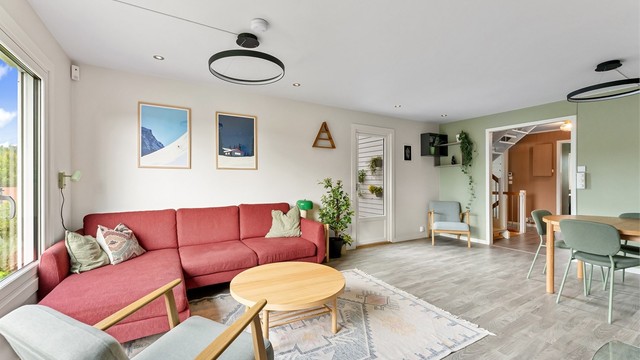 Stuen er romslig med plass til både sofagruppe og spisebord.