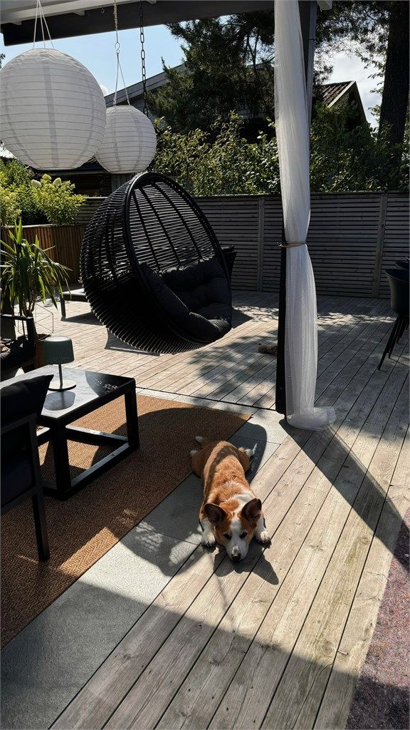Uteplassen byr på en usjenert ramme for avslappende stunder.