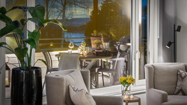 Utsikten kan nytes fra stuen også på kveldstid.