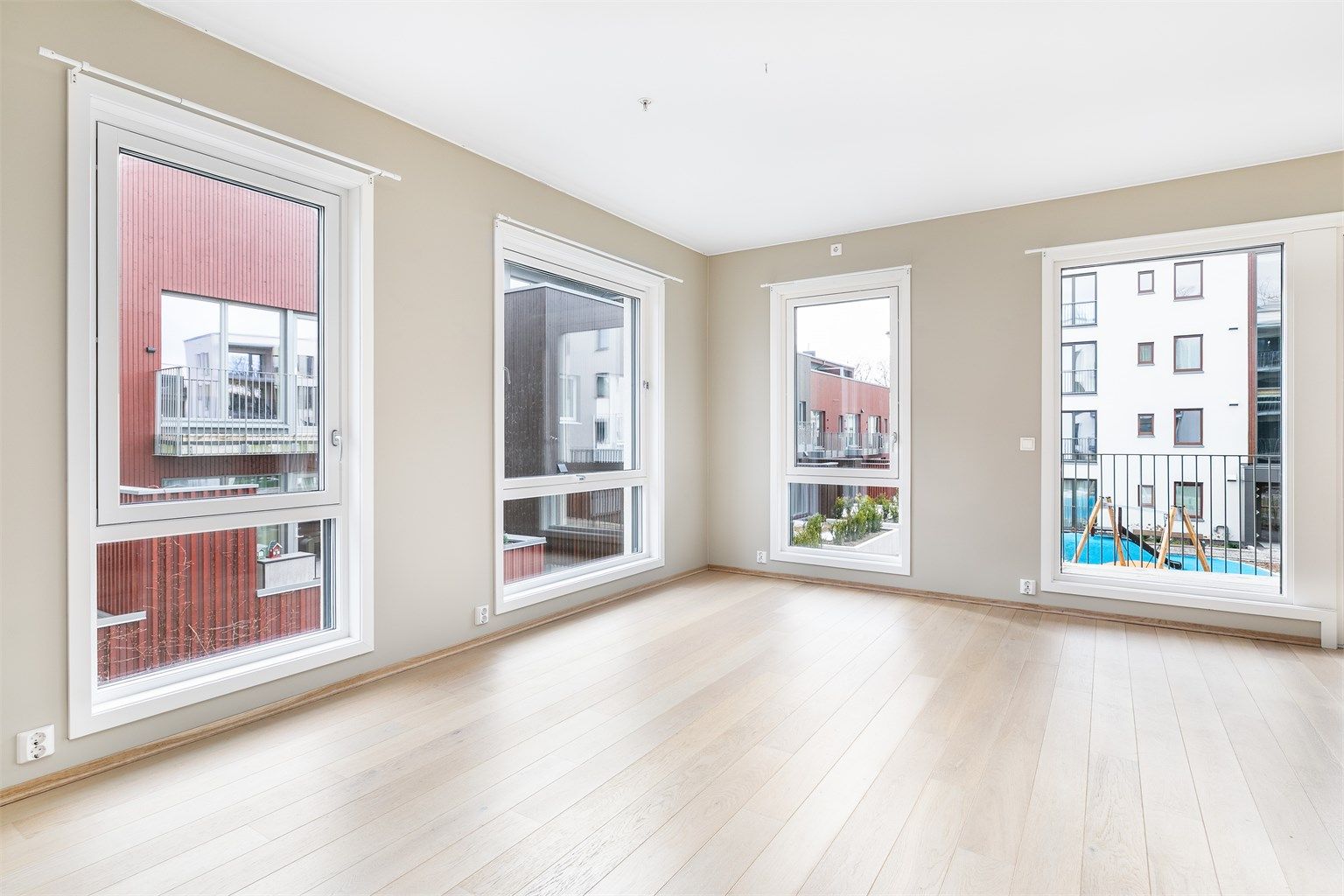 Alle rom har vannbåren gulvvarme som sikrer stabil innetemperatur og bidrar til lavt forbruk av strøm.