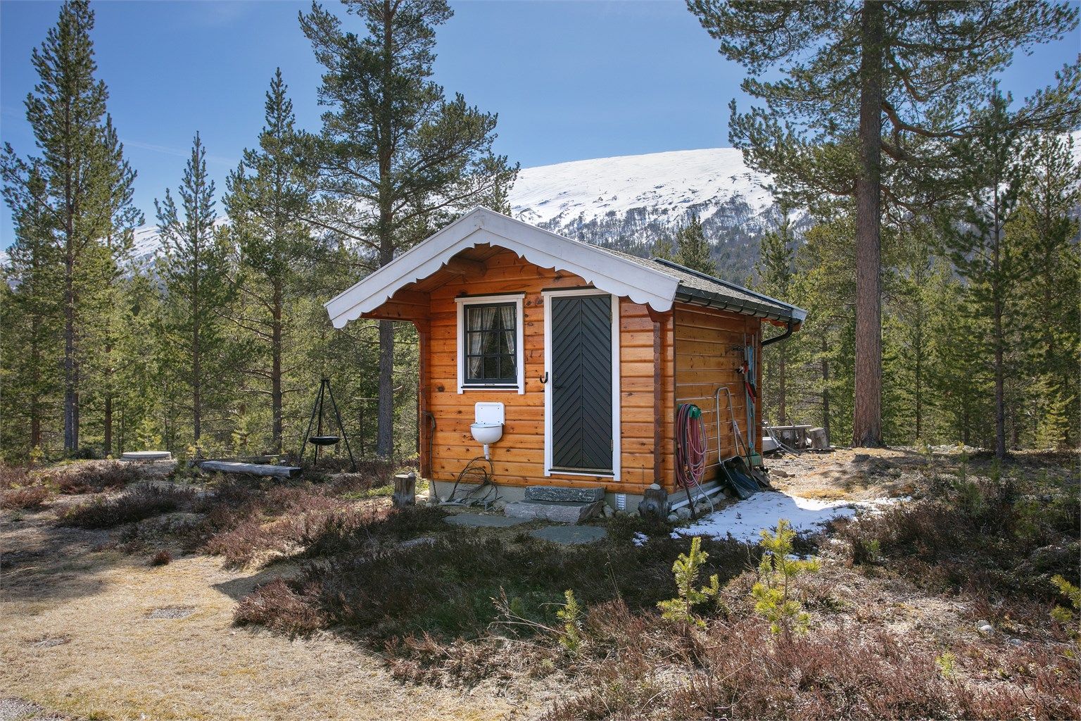 Den frittstående boden på 8 kvm gir rikelig med lagringsplass for ski, fiskeutstyr og verktøy