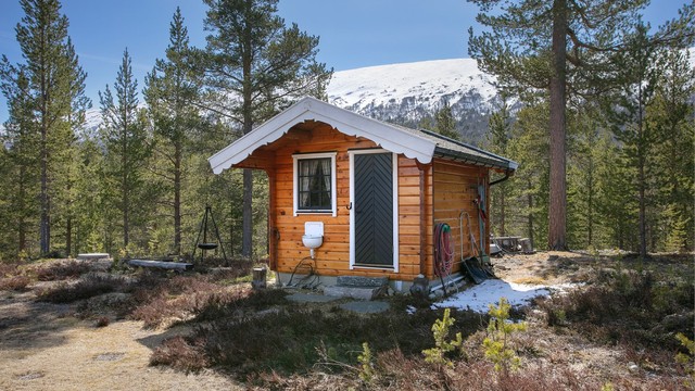 Den frittstående boden på 8 kvm gir rikelig med lagringsplass for ski, fiskeutstyr og verktøy
