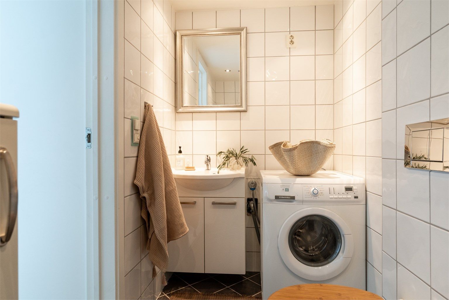 Innbydende flislagt bad med varme i gulv og downlights i himling. Vaskemaskin medfølger