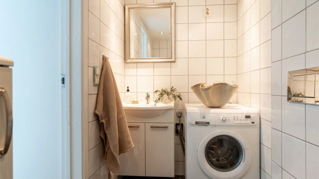 Innbydende flislagt bad med varme i gulv og downlights i himling. Vaskemaskin medfølger