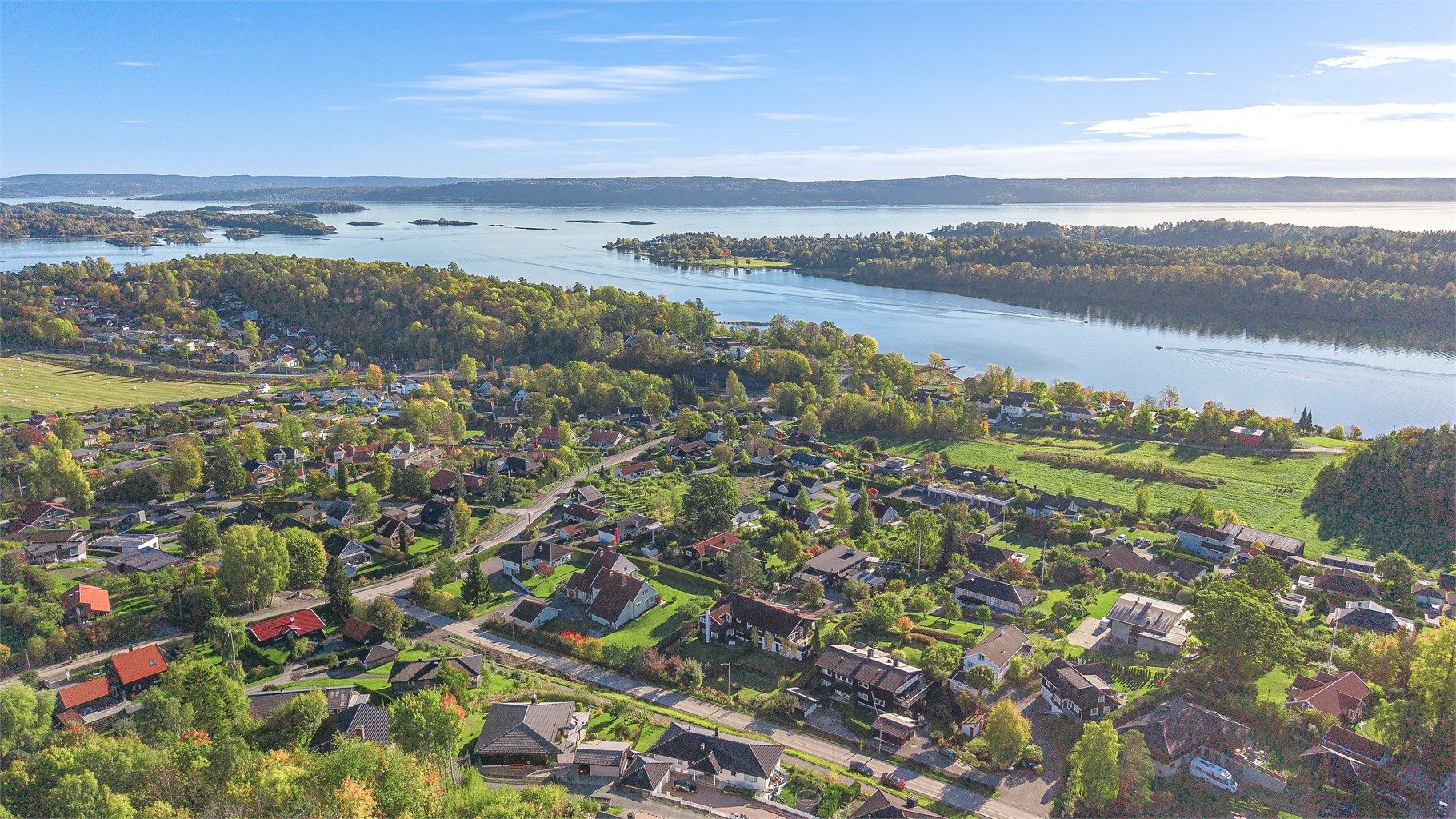 Boligen ligger i et attraktivt og svært barnevennlig område på Hvalstrand, med en usjenert beliggenhet, flott hage og terrasse med gode solforhold.