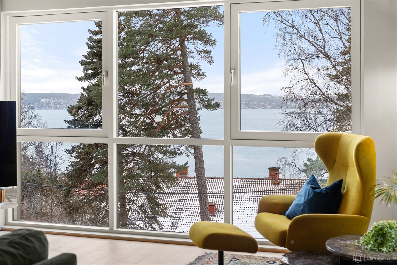 En påkostet og innholdsrik enebolig fra 2015; et moderne familiehjem med høy standard, tidsriktige farger og gjennomtenkte løsninger.