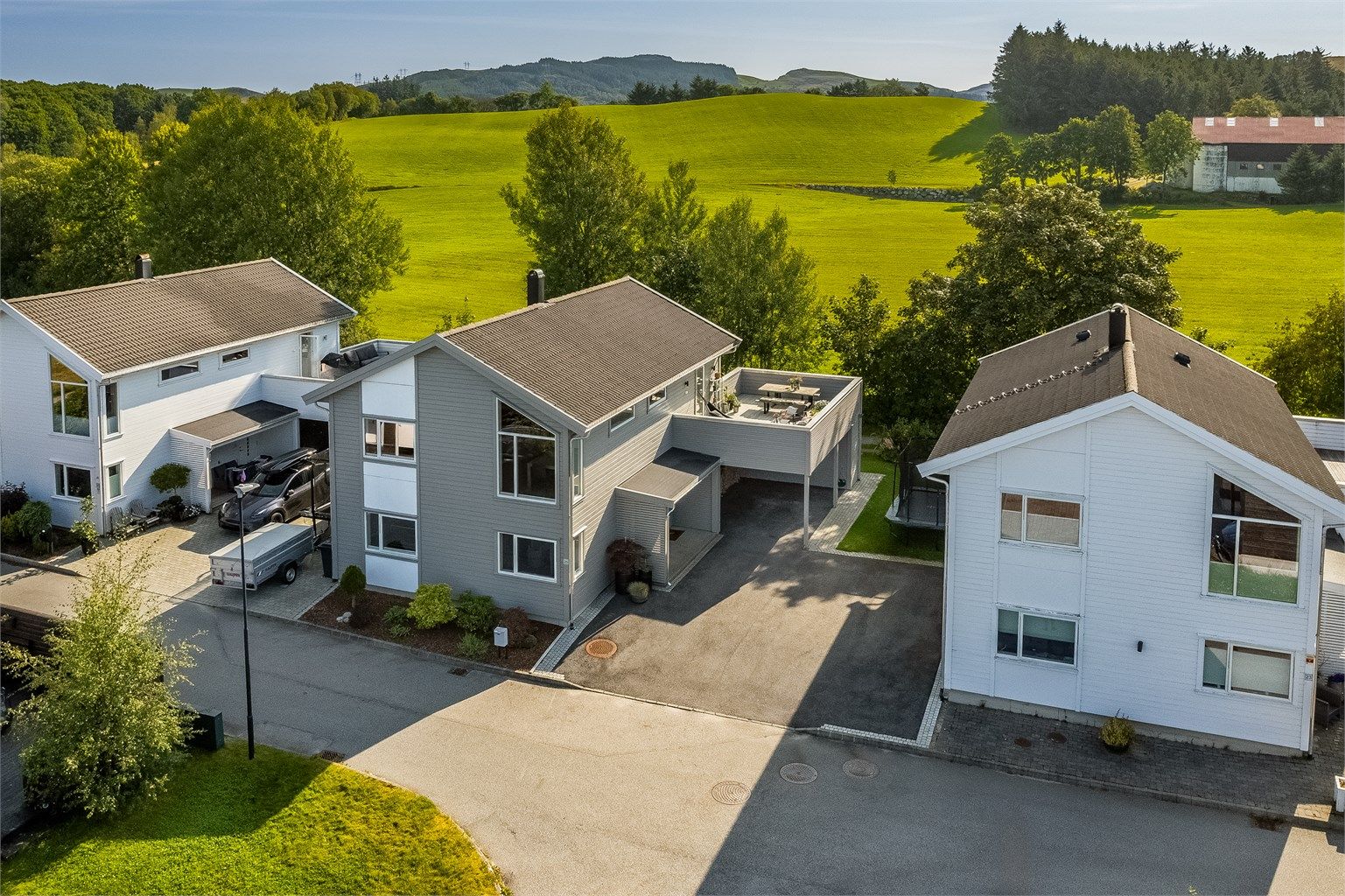Eiendommen ligger nydelig til, i enden av blindvei og med frodige omgivelser rundt seg.  Det er romslig gårdsrom, en herlig takterrasse og boligen har et pent og luftig utsyn.

Foto: Nordbø Foto v/ Martin Nordbø