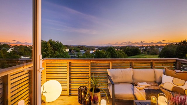 Lekker 3- roms selveier bygget i 2016. Stor balkong med kanskje den beste utsikten i området, og nydelige solforhold.