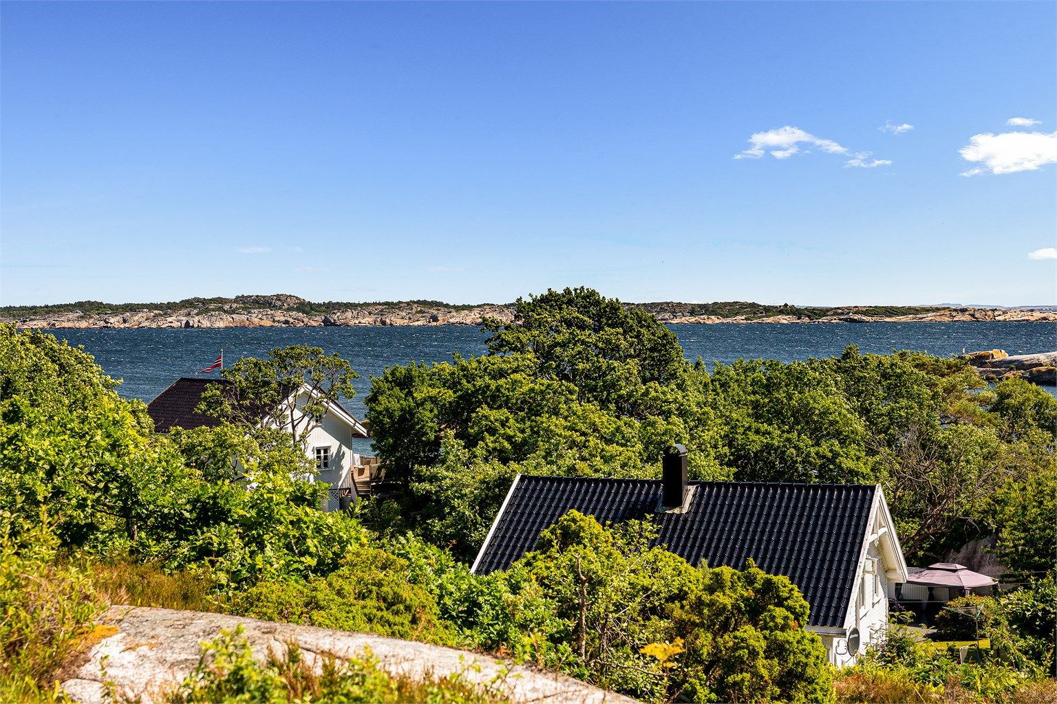 Flere flotte uteplasser med sjøutsikt gir perfekte solforhold hele dagen