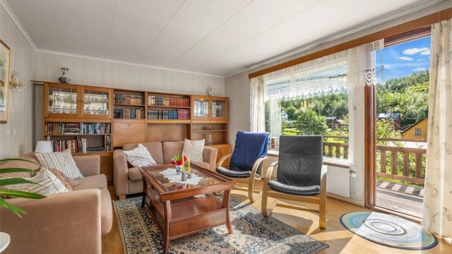Lys og trivelig stue med gode møbleringsmuligheter og utgang til verandaen.