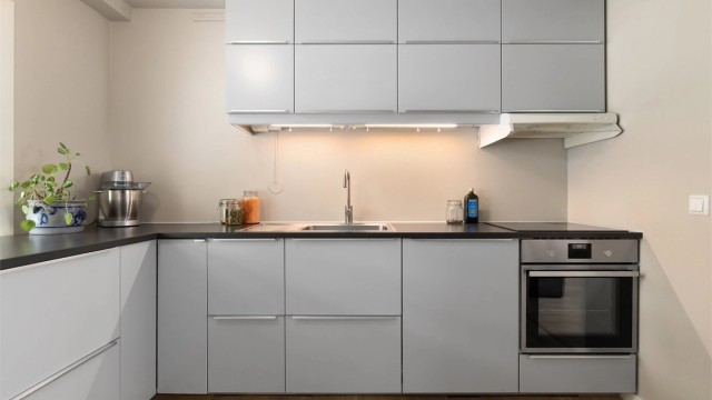 Kjøkkenet har godt med skap og benkeplass - mulighet å montere fliser eller plater mellom benk og kjøkkenskap