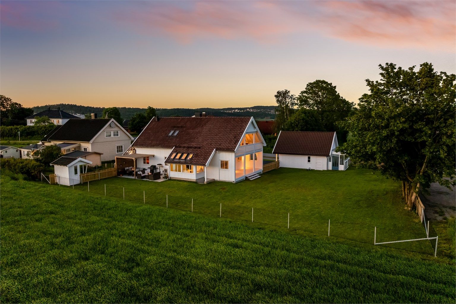 En velholdt bolig i landlige omgivelser