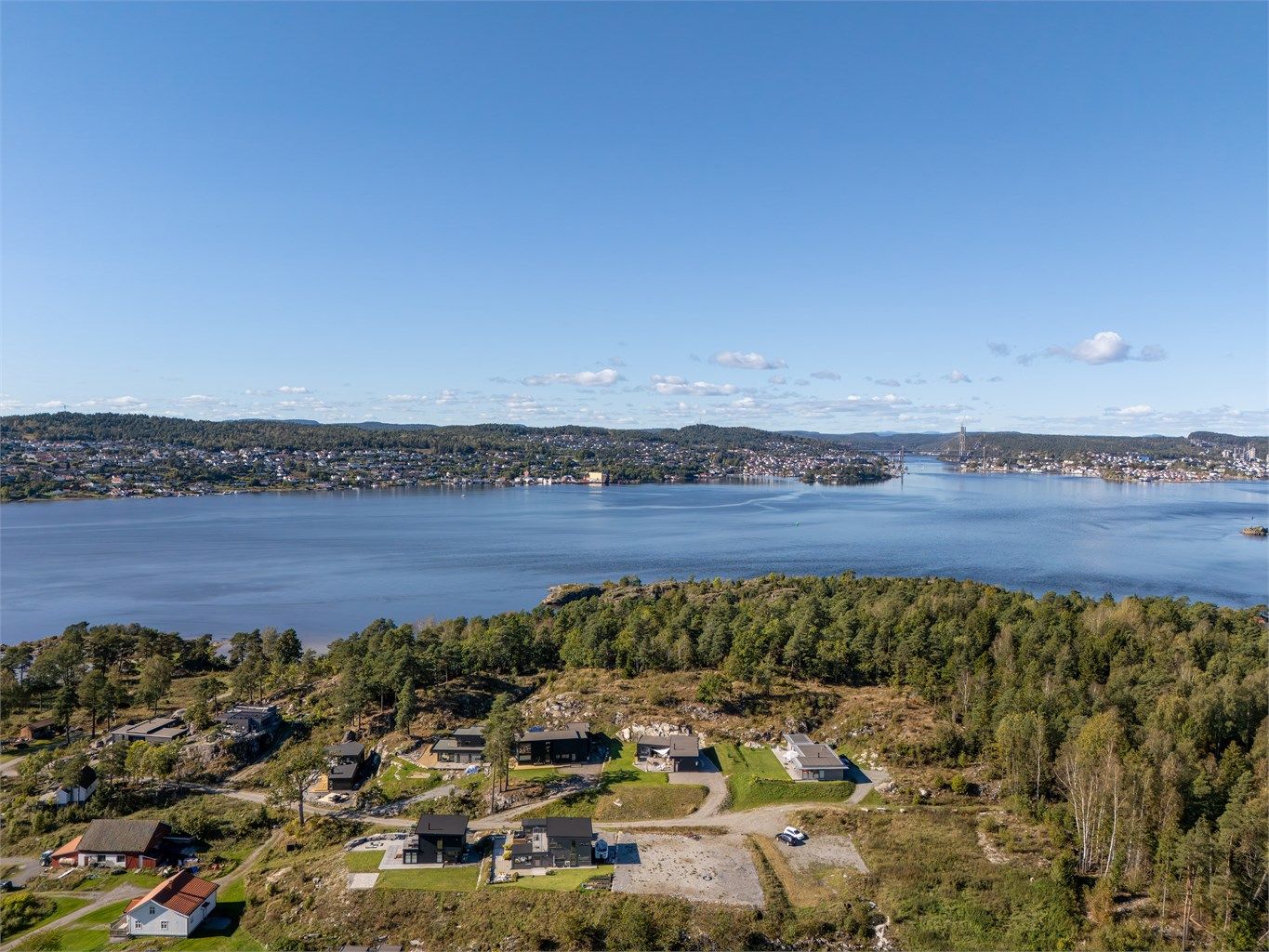 Kjente sommersteder som Helgeroa og Langesund er kun en kort båttur unna.
