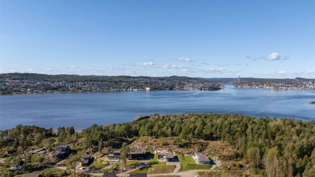 Kjente sommersteder som Helgeroa og Langesund er kun en kort båttur unna.