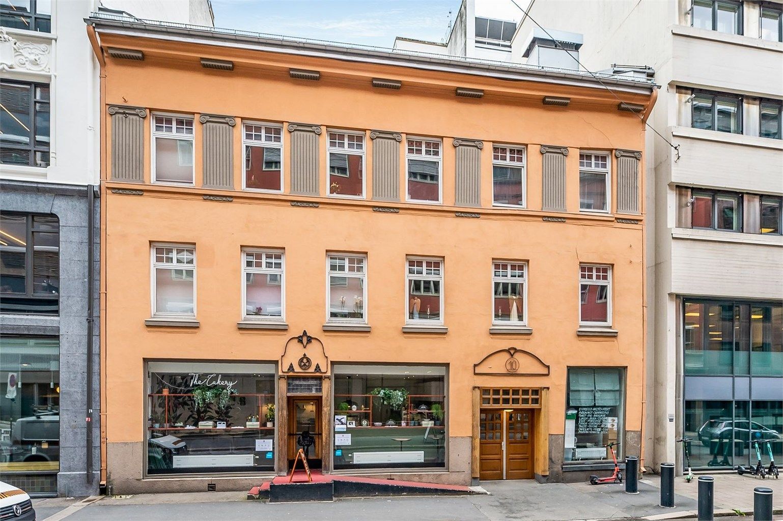 Velkommen til Kongens gate 10B. Boligen har en sentral beliggenhet midt i Oslo sentrum. Ledig 03. august 2026!