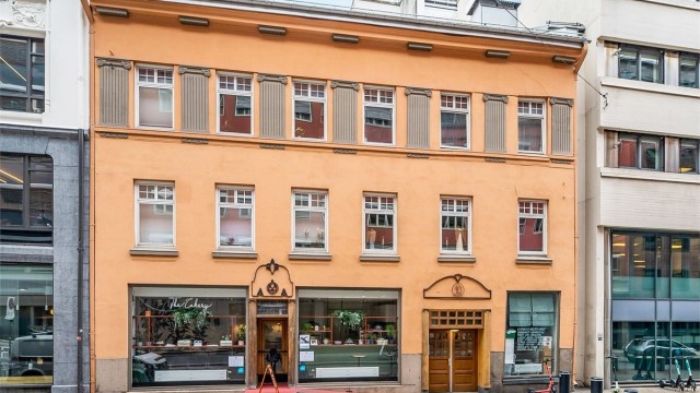 Velkommen til Kongens gate 10B. Boligen har en sentral beliggenhet midt i Oslo sentrum. Ledig 03. august 2026!