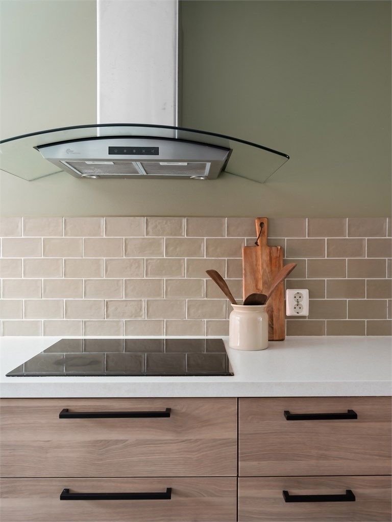 Kjøkkenet har integrerte hvitevarer som induksjonsplatetopp, stekeovn, oppvaskmaskin, kjøleskap og fryser