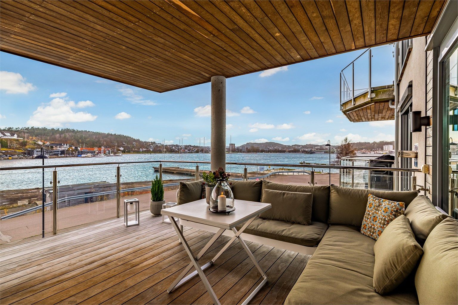 Den solrike balkongen er perfekt for grilling på varme sommerkvelder, sosiale sammenkomster, eller bare for å nyte utsikten mot sjøen og havnebassenget.