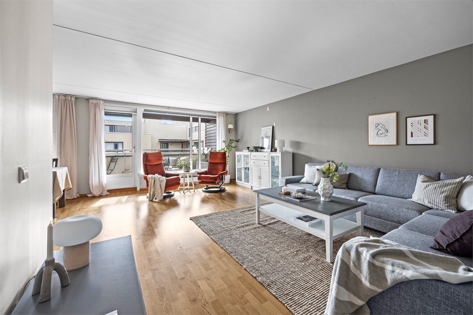 De store vindusflatene slipper inn rikelig med naturlig lys. 