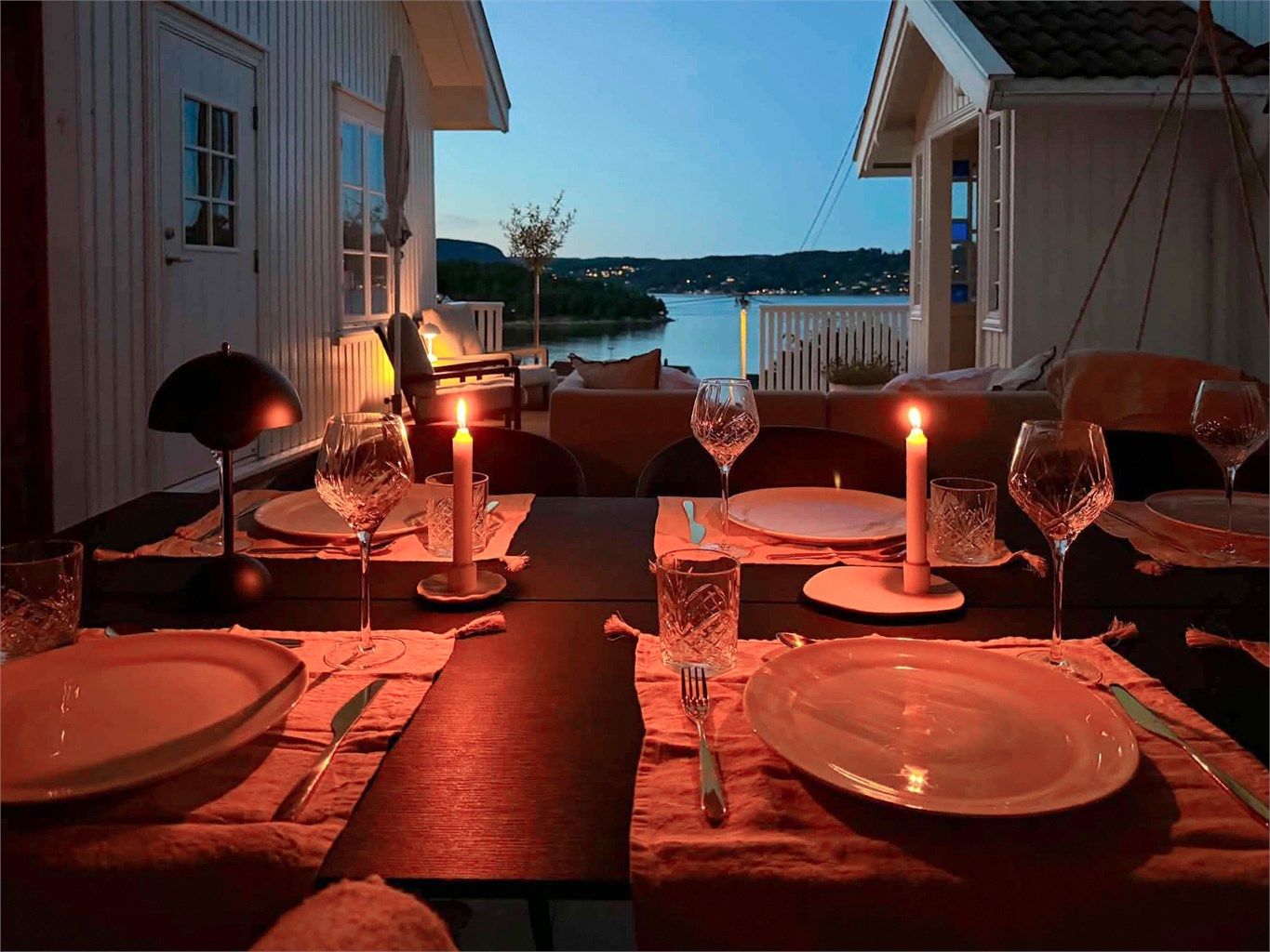 Her kan man nyte lange sommerkvelder med utsikt over fjorden.