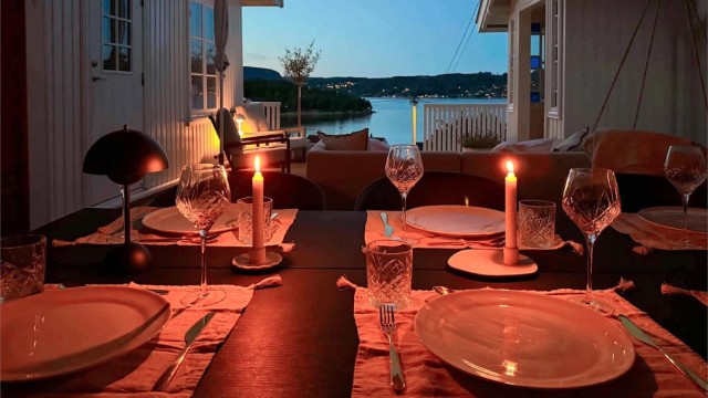 Her kan man nyte lange sommerkvelder med utsikt over fjorden.