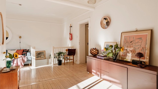 Leiligheten har en familievennlig planløsning med tre soverom, to bad + toalettrom, separat kjøkken og en romslig stue, samt godt med lagringsplass.
