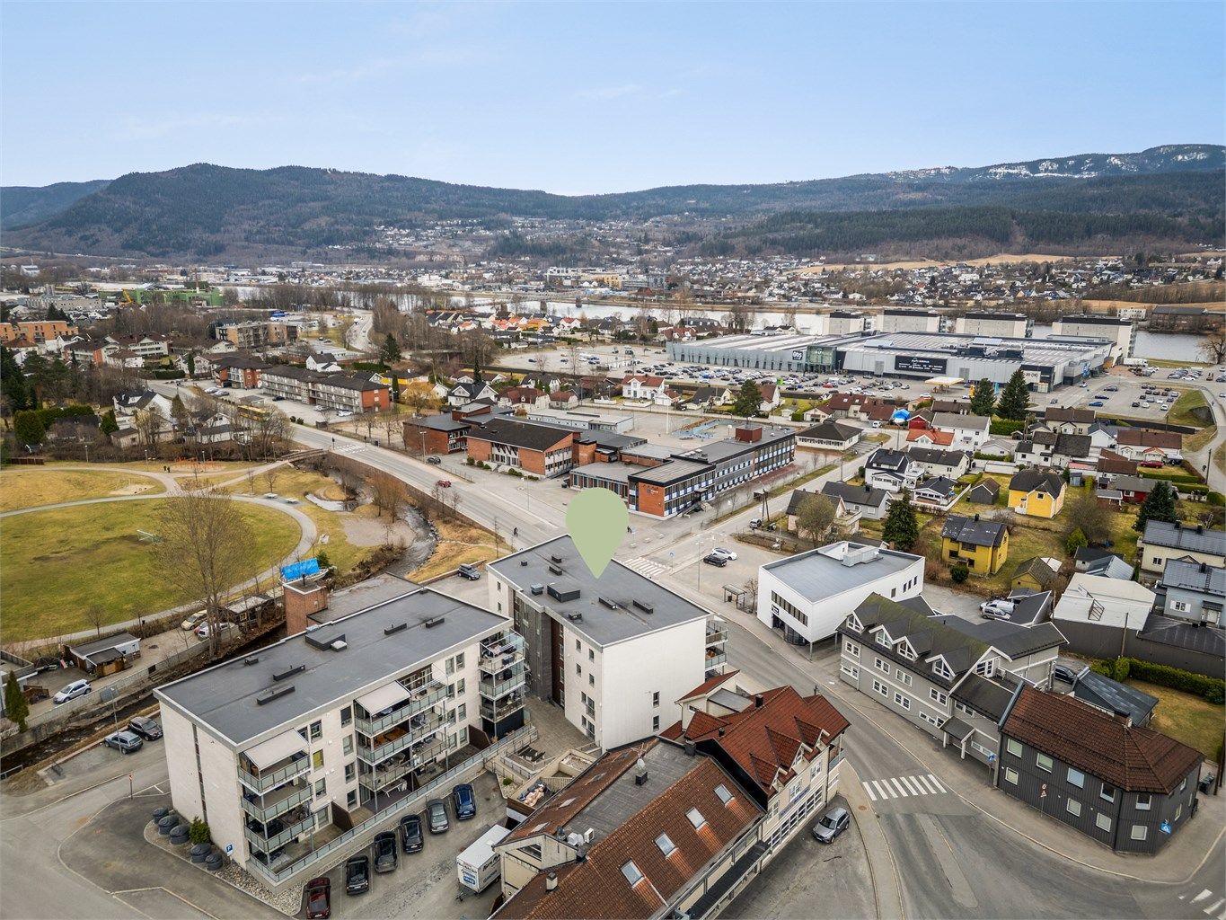 Leiligheten har en sentral beliggenhet i Krokstadelva. 
Foto: Stine Jørgensen Prøitz