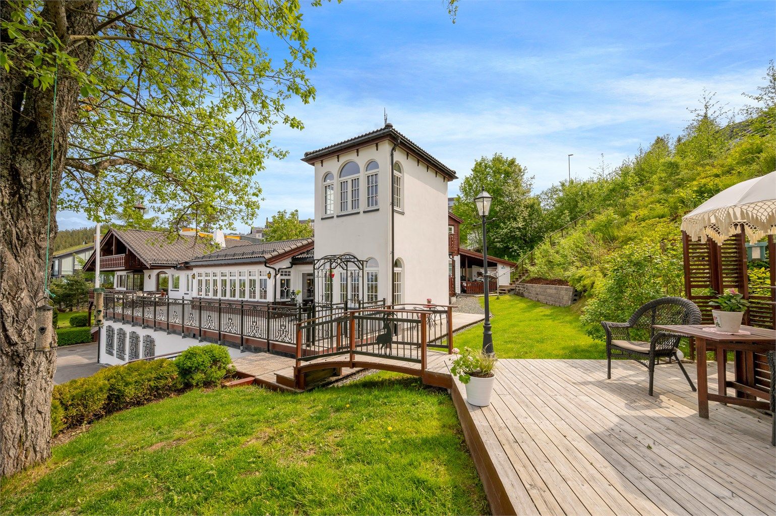 Tomta måler ca. 1.490,5 kvm, og har sol gjennom hele dagen sommerstid. 