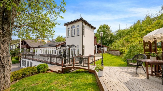 Tomta måler ca. 1.490,5 kvm, og har sol gjennom hele dagen sommerstid.