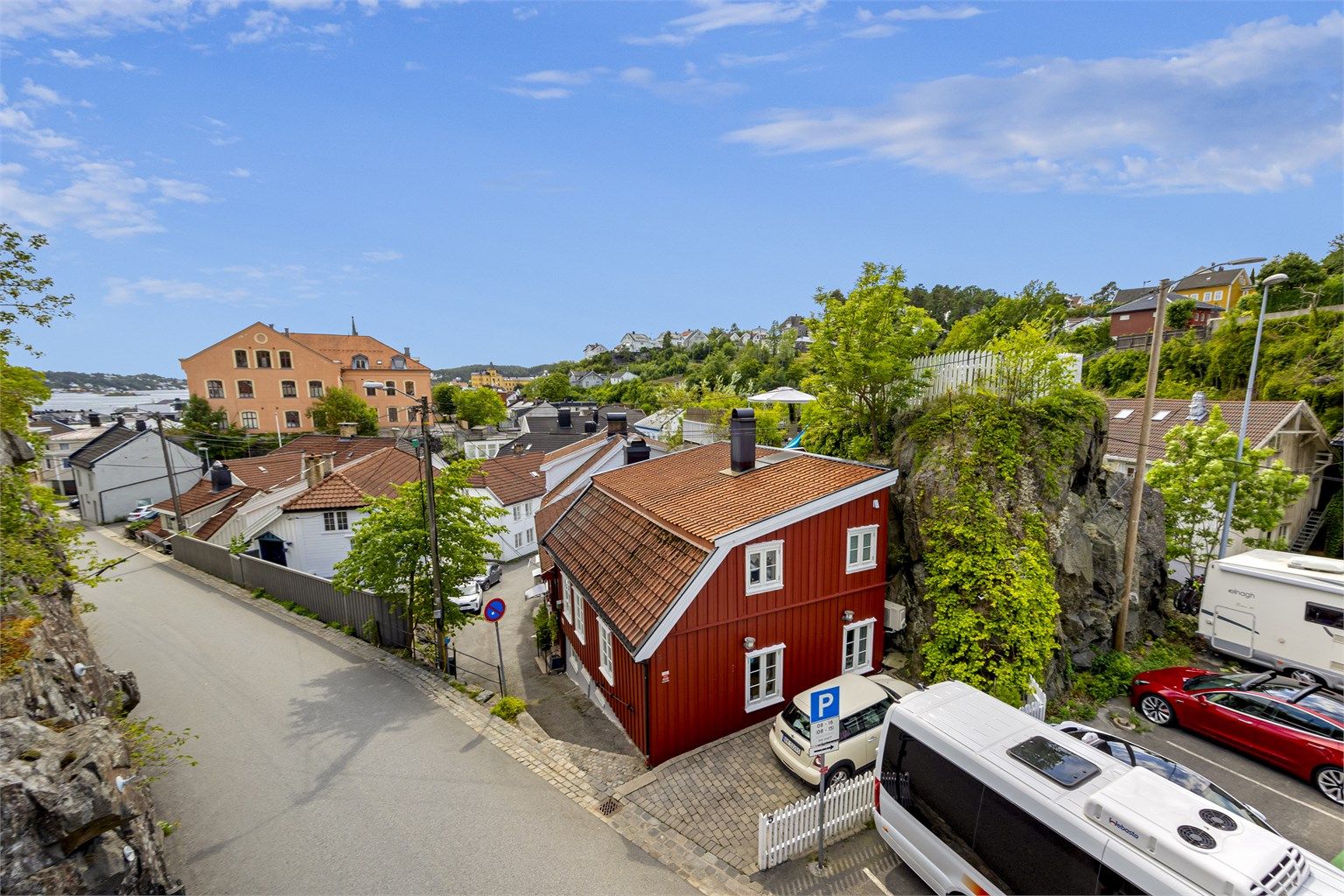  Privat parkering på tomten og skjermet uteareal bak huset. 