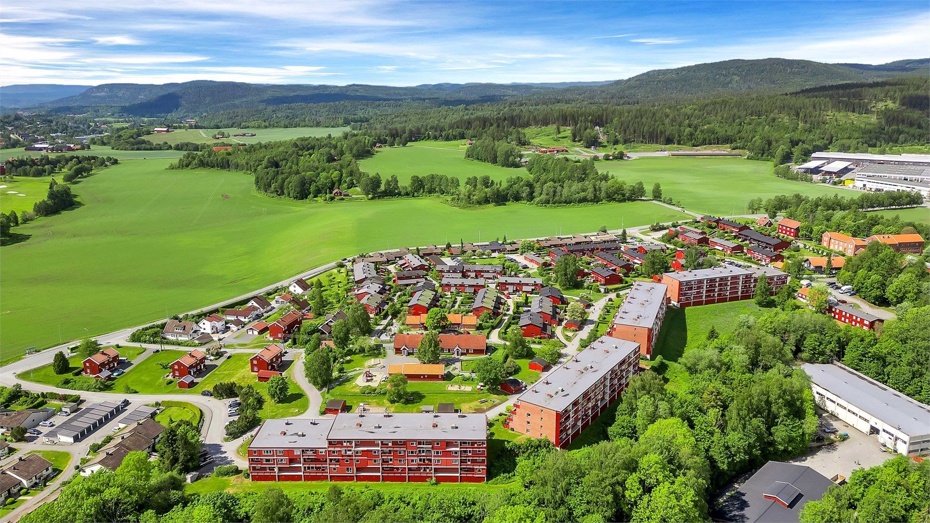 Området er rolig og veletablert, og egner seg svært godt for aktive. Nærområdet består hovedsakelig av lavblokker og småhusbebyggelse. Fellesområdene er frodige og tiltalende, med store grøntarealer. Her bor du i umiddelbar nærhet til marka