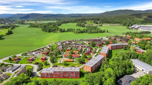 Området er rolig og veletablert, og egner seg svært godt for aktive. Nærområdet består hovedsakelig av lavblokker og småhusbebyggelse. Fellesområdene er frodige og tiltalende, med store grøntarealer. Her bor du i umiddelbar nærhet til marka